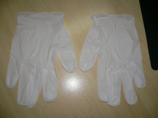 Les gants synthétiques blancs de vinyle saupoudrent libre, les gants S, M, L, taille de main de vinyle de XL